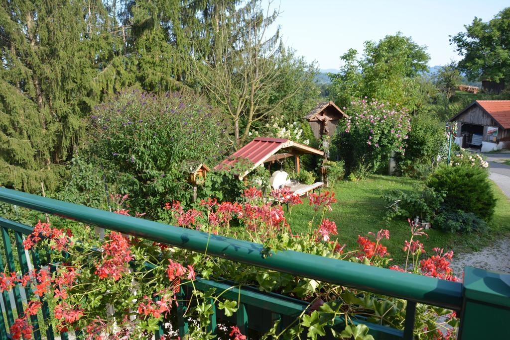 Appartement Gaestehaus Schmid à Sankt Johann im Saggautal Extérieur photo